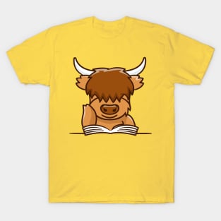 highland cow read a book T-Shirt